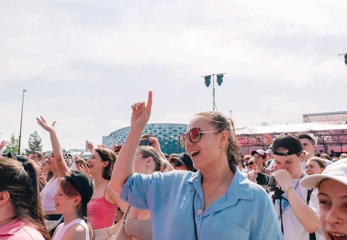 Фото Орали «Сигма-бой» и «А у реки». Опубликованы яркие моменты Черника Music Fest в Новосибирске 15